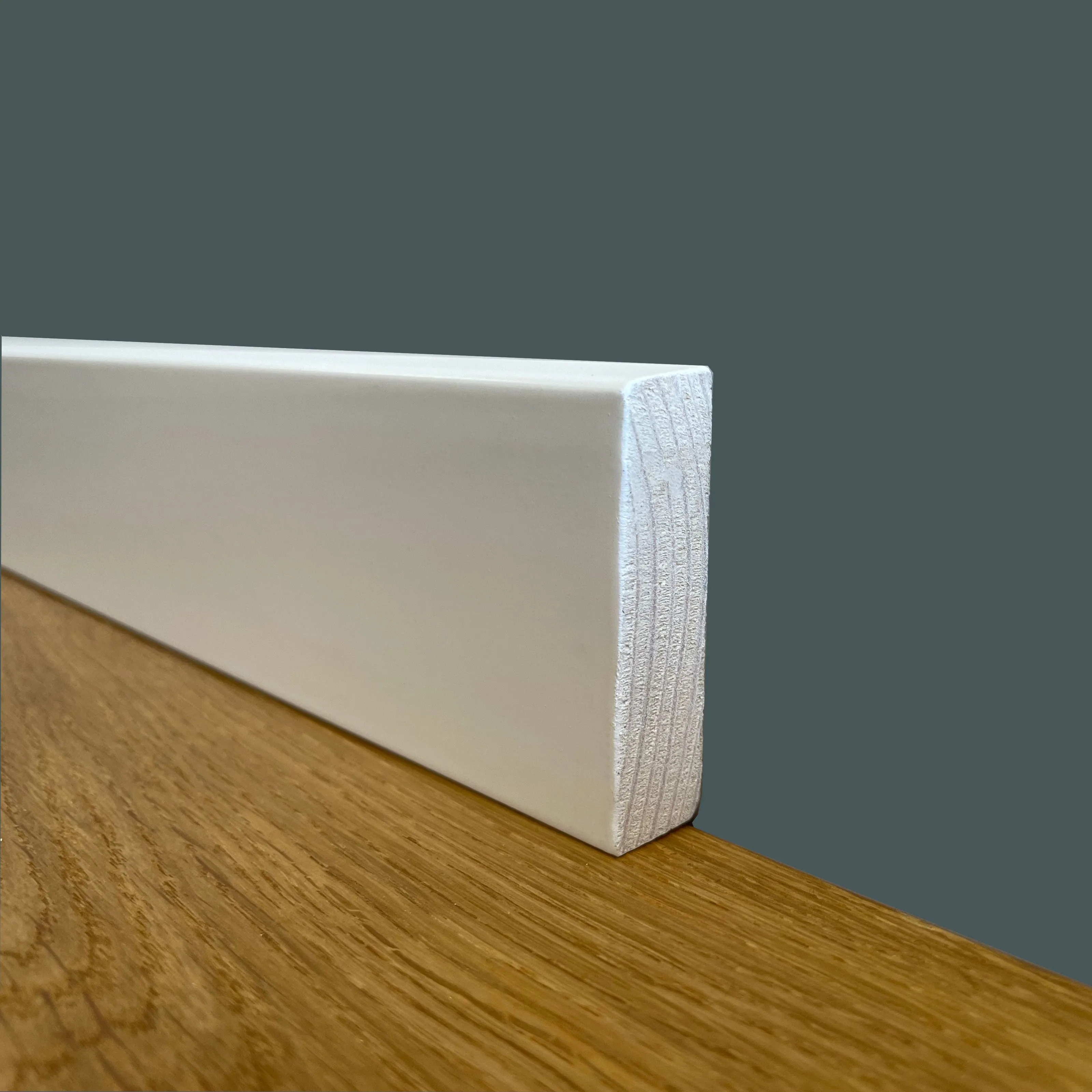 Battiscopa PREMIUM in legno MASSELLO squadrato 55x14 laccato bianco liscio (prezzo al metro)